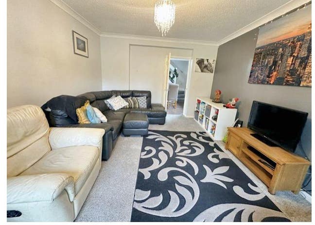 Double room w/ bathroom and parking in quiet road Main Photo