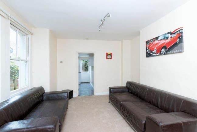 Spacious 3 double bed flat with private garden Main Photo