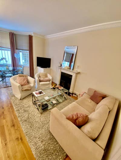 Great location!  Bright & Charming 1-Bedroom Flat Main Photo