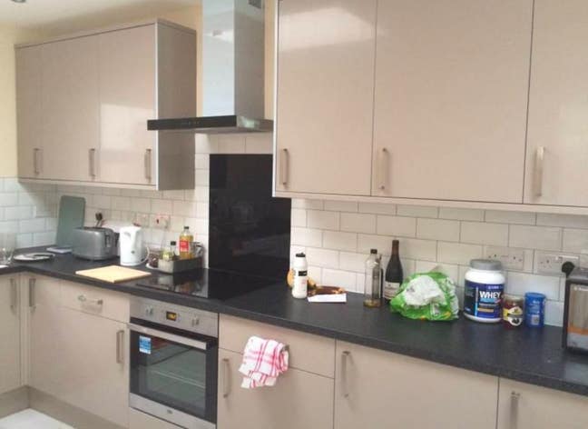 *1 MIN walk to tube, Asda, Gym & Shops. Bills inc* Main Photo