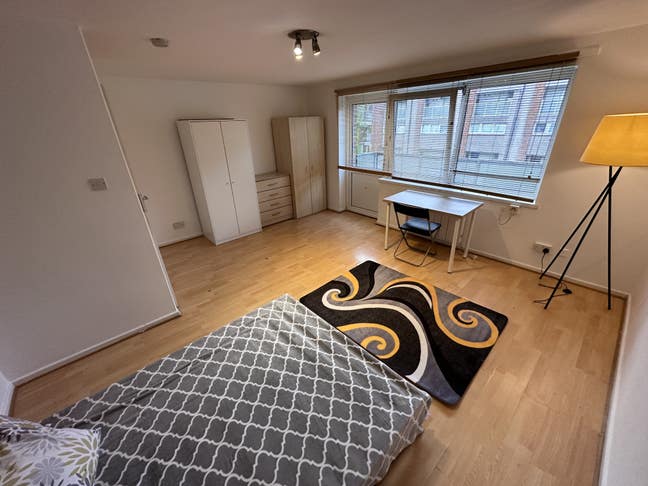 Double Room to Let – Private Balcony  Main Photo
