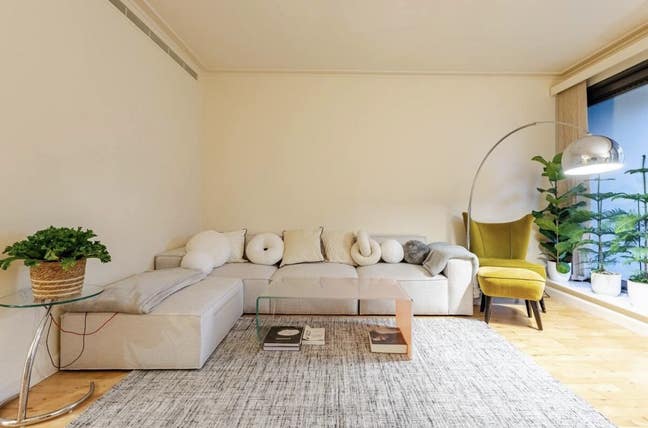 Large En-suite room in a shred 2 bed 2 bath apartm Main Photo