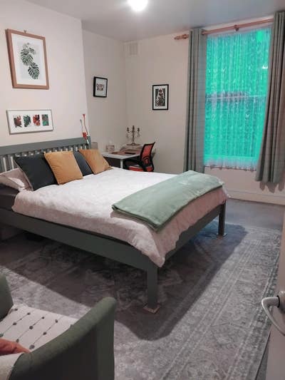 Large room in Hackney (Suitable for a female) Main Photo