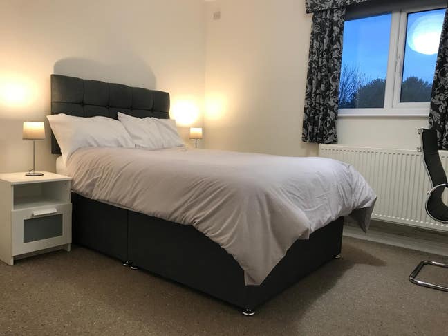 Double bedroom with en-suite for sole use Main Photo