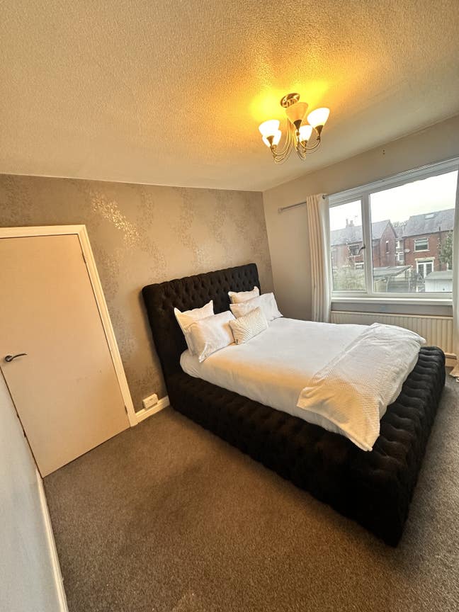 A large double room for single occupancy available Main Photo