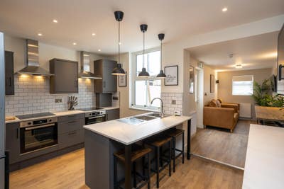 Double En-Suite Room with All the Perks! Main Photo