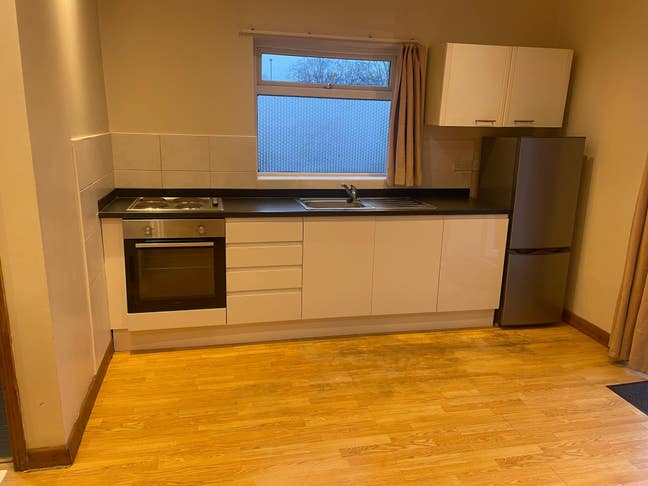 Studio off High st & min walk to bus depot & Aldi Main Photo