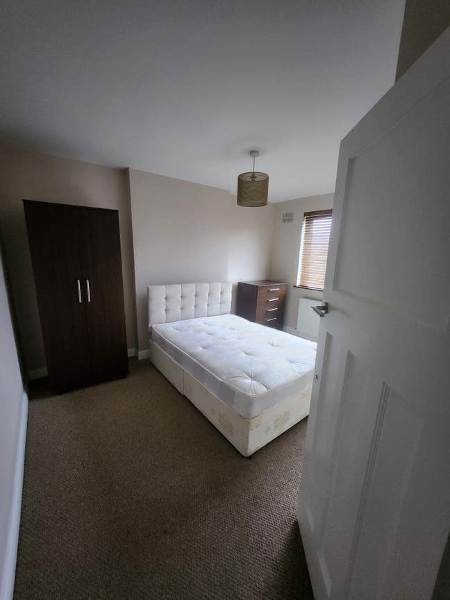 One Double Bedroom - Bills included! Main Photo