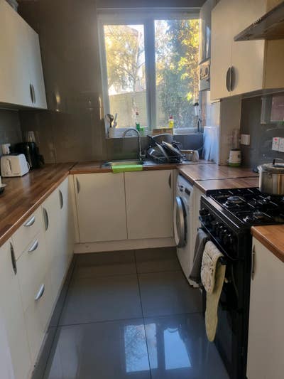 Lovely double room in quiet, professional  house Main Photo