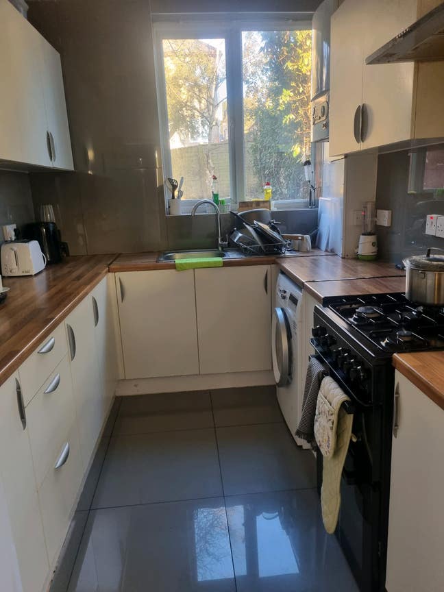 Lovely double room in quiet, professional  house Main Photo