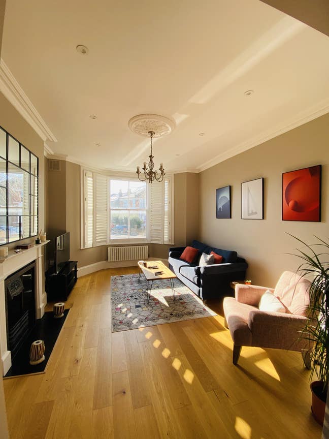 Large Double Room - Renovated Open-Plan Maisonette Main Photo