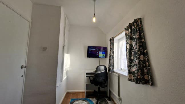  Single room in a house  Main Photo