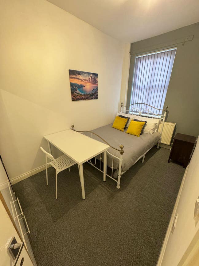 Quiet Room in Well-Managed House Main Photo