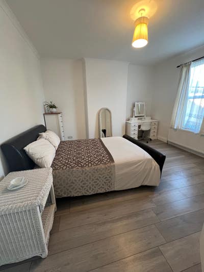2 Large double bed rooms to let in with  garden Main Photo