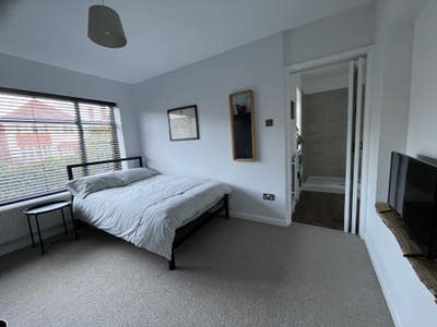 Clean & modern double en-suite room  Main Photo