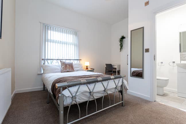 Modern ensuite room in prime location! Main Photo