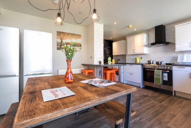 Spacious en-suite with fridge in room & parking  Main Photo