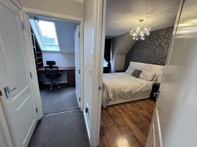 Large double room with study room/ office  Main Photo