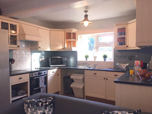 Amazing Bright Ensuite! GREAT location!! (AXR) Main Photo