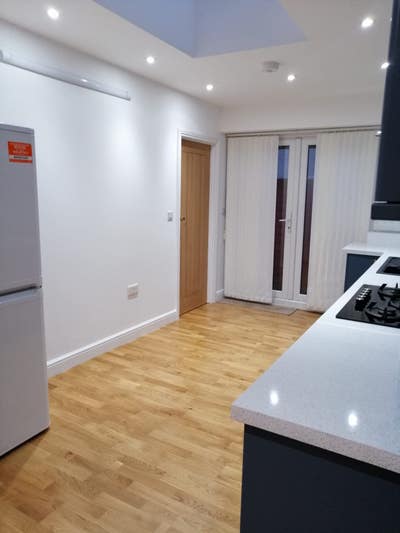 Rooms in house share Main Photo