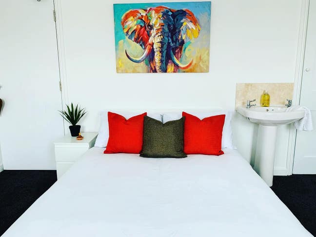Beautiful room - Close to Maidstone Hospital Main Photo