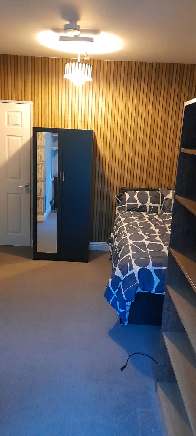 Sharing kitchen and bathroom with one other Main Photo