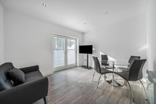 A large double room in Tooting bills included Main Photo