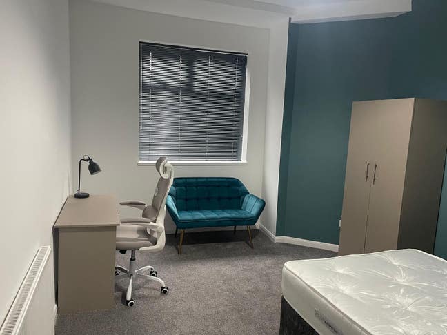 Refurbed Shared Flat near College and Chi Metro Main Photo