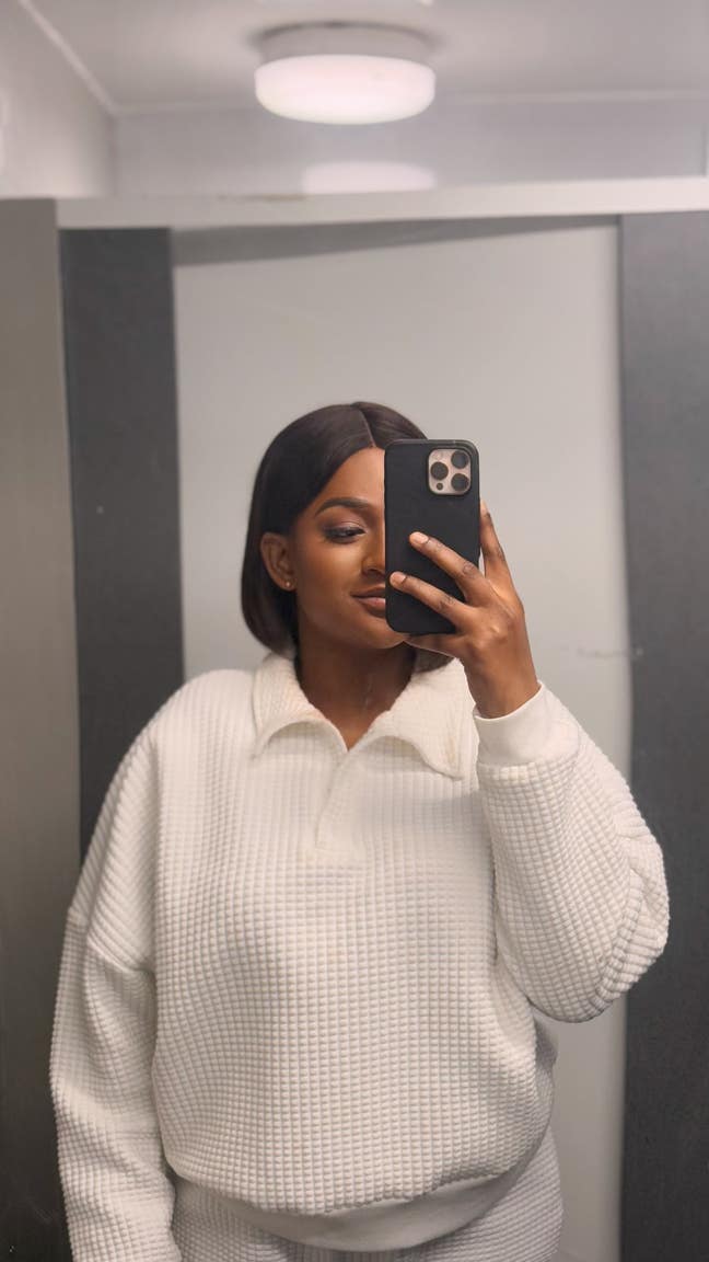 Professional Female seeks a  studio or flat Main Photo