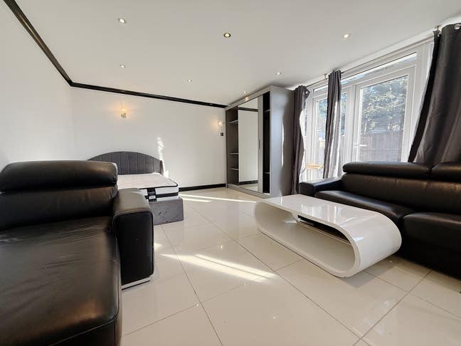 Large Studio 10 Mins Walk to Langley Station Main Photo