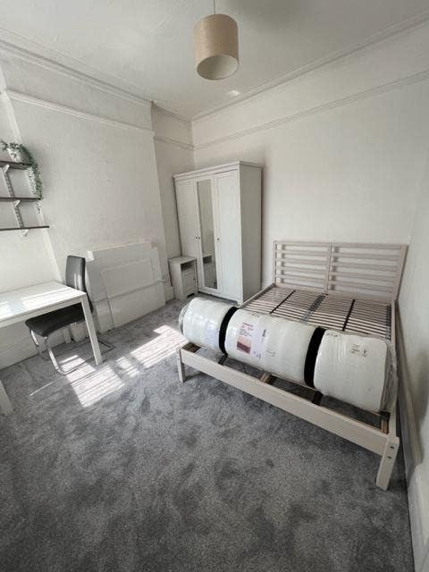 Fantastic double room - 3 min walk from Zone2 Tube Main Photo