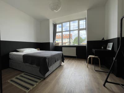 Large bright room, walking distance to Morden Tube Main Photo