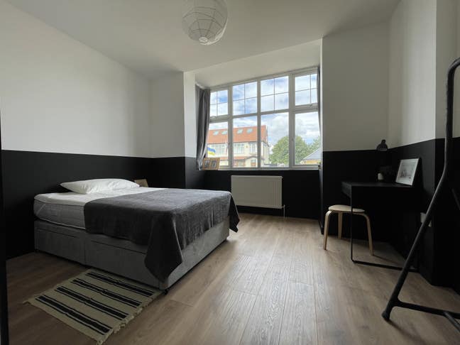 Large bright room, walking distance to Morden Tube Main Photo