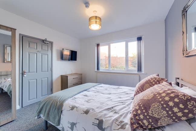 2 double en suites 15 Mins from Hospital + parking Main Photo