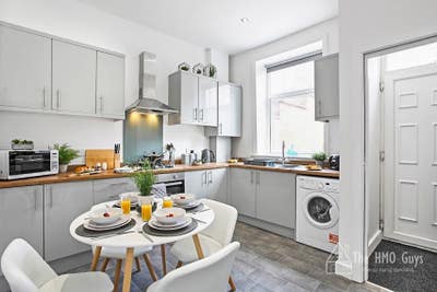 Beautiful EnSuite Rooms - Designer Home Main Photo