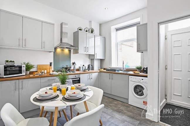 Beautiful EnSuite Rooms - Designer Home Main Photo