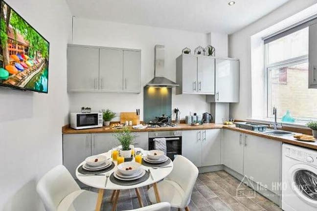 Beautiful EnSuite Rooms - Designer Home Main Photo