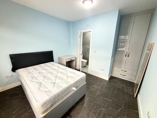 Low Deposit Available!-New En Suite Heaven in CV2! Main Photo