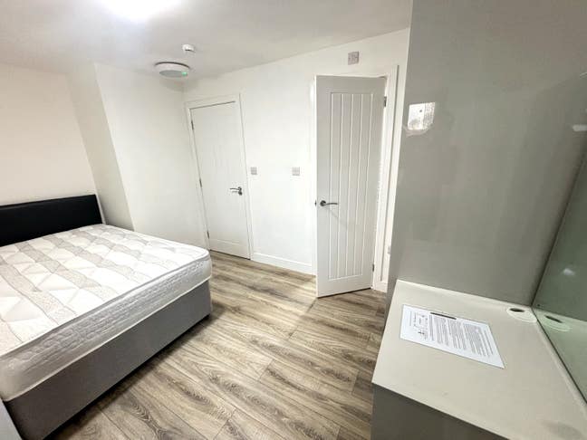 Low Deposit Available!-New En Suite Heaven in CV2! Main Photo