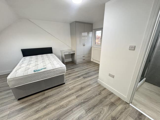 Low Deposit Available!-New En Suite Heaven in CV2! Main Photo