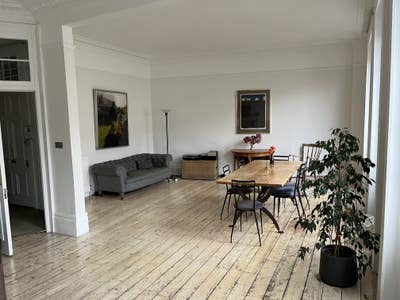 Bright double bedroom in large Kensingon flat Main Photo
