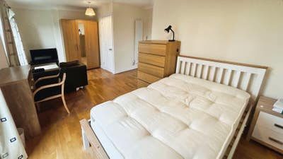 Newly Installed Ensuite. Large Double Room Main Photo