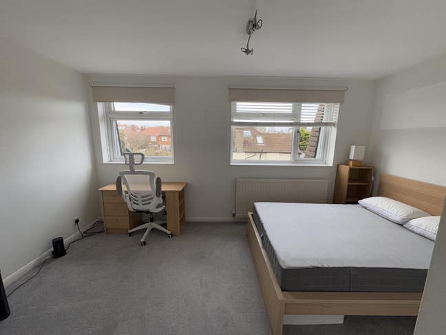 Large Bright Spacious Double Room - Bills included Main Photo