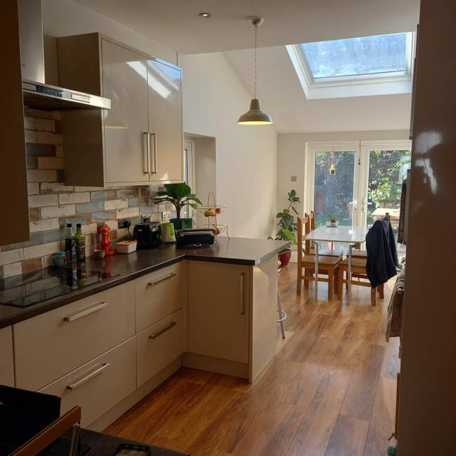 Large Double Room in Comfortable Home Main Photo