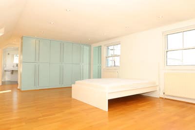 60 Seconds to Elizabeth Line/ Ultimate Convenience Main Photo