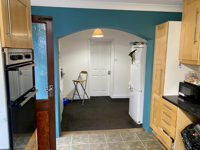 Double room in friendly professional house share Main Photo