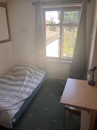 Single room available in 3 bedroom terrace house. Main Photo
