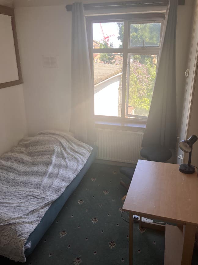 Single room available in 3 bedroom terrace house. Main Photo
