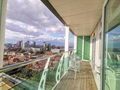 Spacious Room Available in Woolwich Apartment Main Photo
