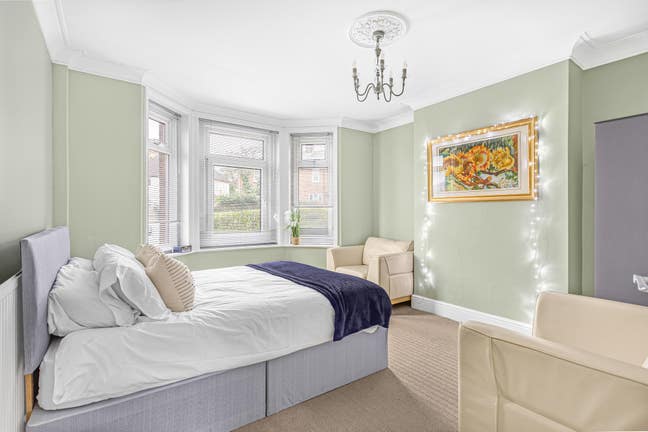 Double Bed in a Beautiful House All Bills Included Main Photo